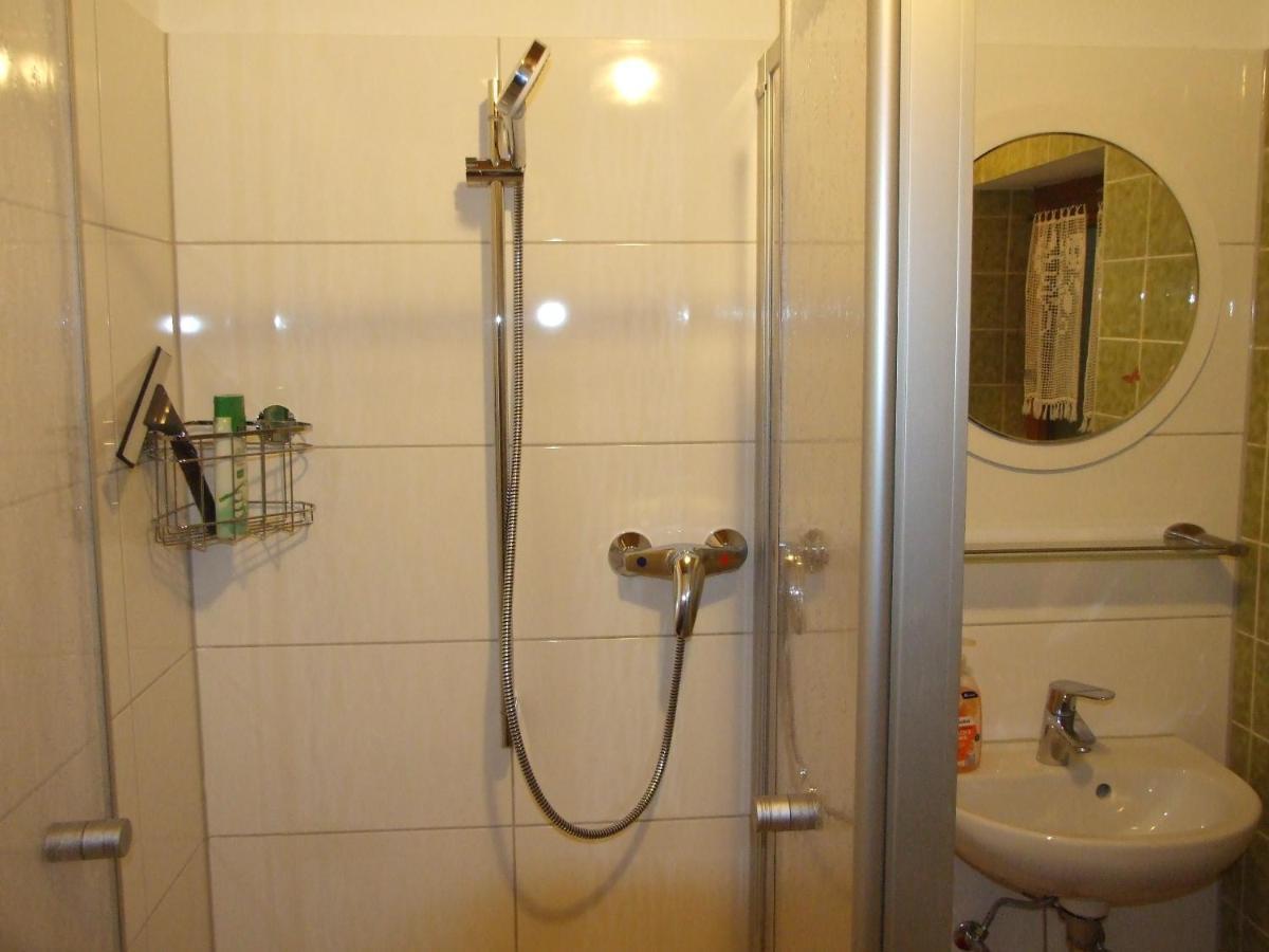 Ferienwohnung Haus Edeltraud Im Suedschwarzwald, Grosse, Helle, Ruhige Souterrain-Whg, Hunde Geeignet, Mit 2 Fahrraedern, 3 Baeckereien Mit Fruehstueck, 2 Lebensmittel-, 1 Italien-Pastalaeden, Kontakt Peter Heubueschl Aus Loerrach ไรน์เฟลเดิน ภายนอก รูปภาพ